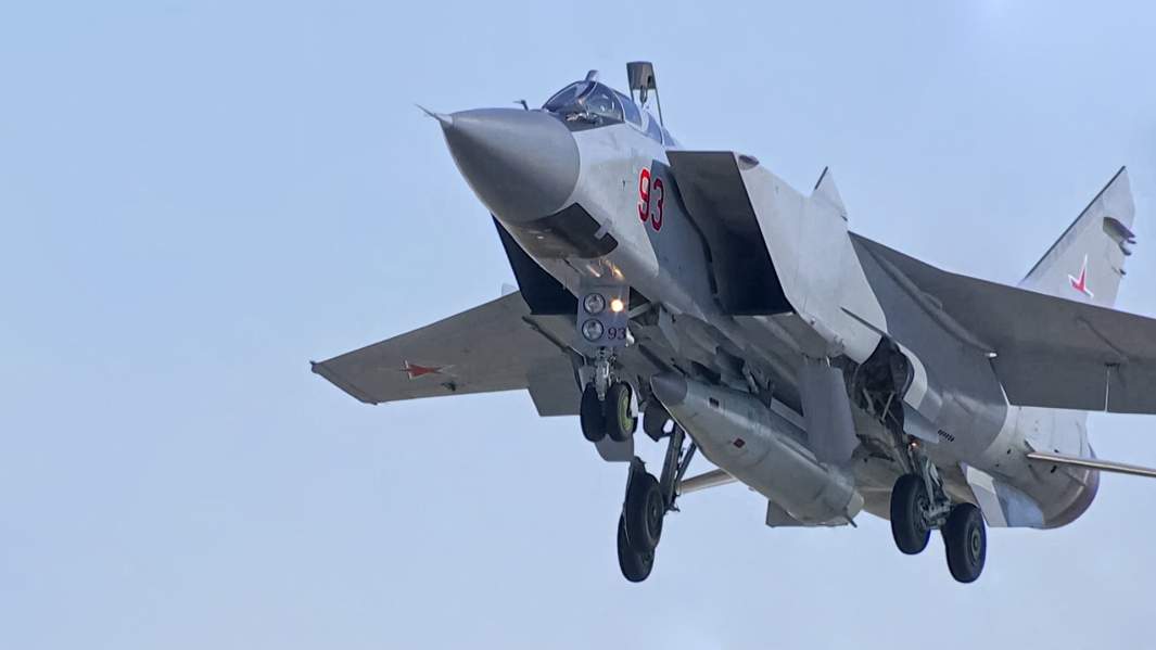 МиГ-31 перед пуском гиперзвуковой ракеты «Кинжал»