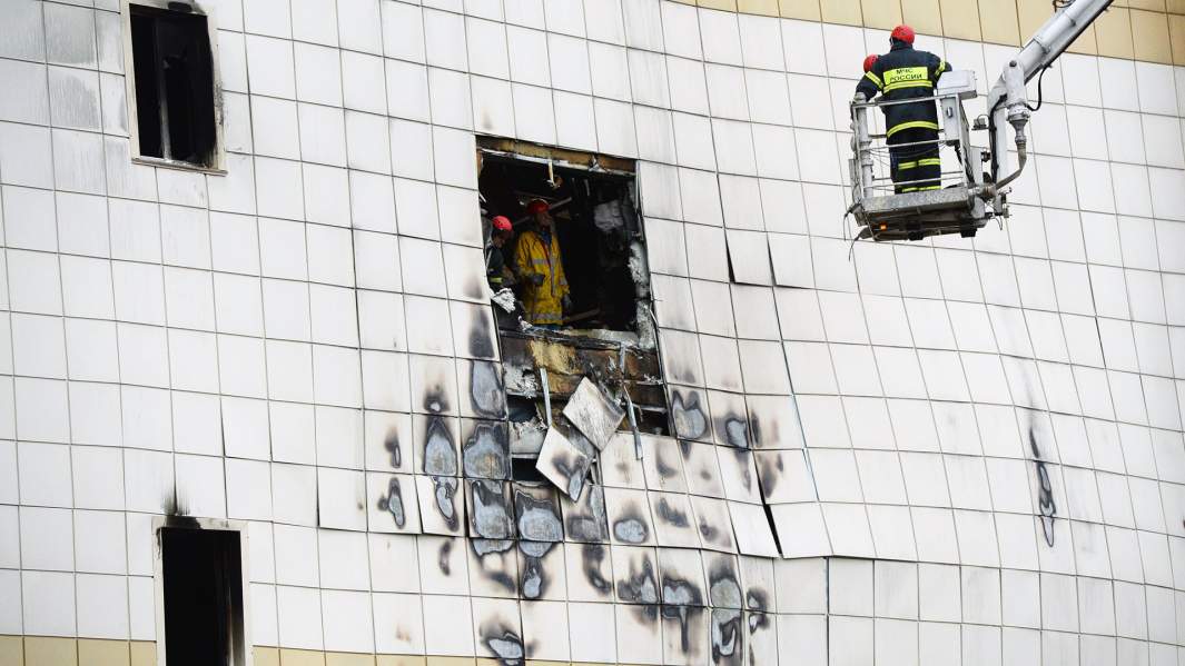 Сотрудники МЧС разбирают завалы после пожара в торговом центре "Зимняя вишня" в Кемерове