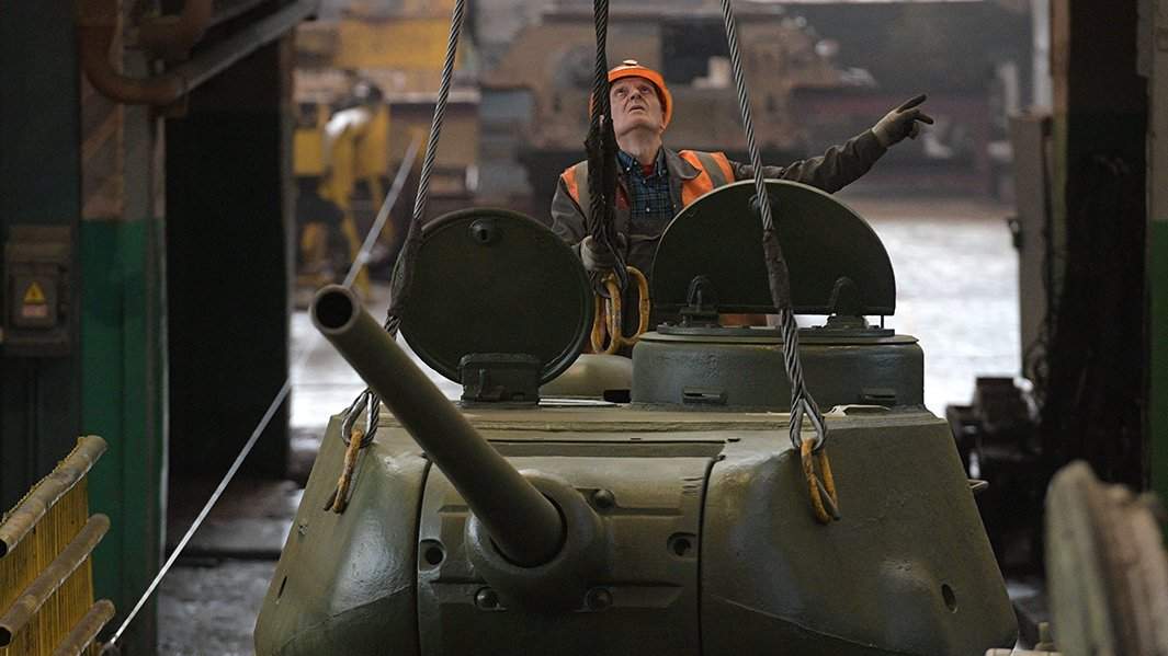 рабочий на заводе ОПК