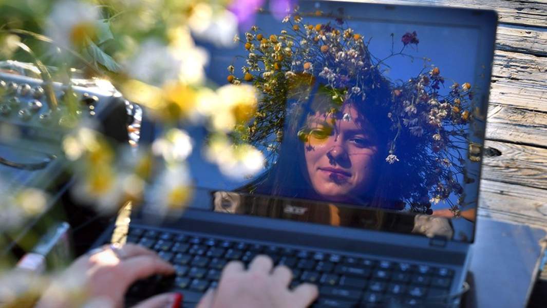 девушка ноутбук