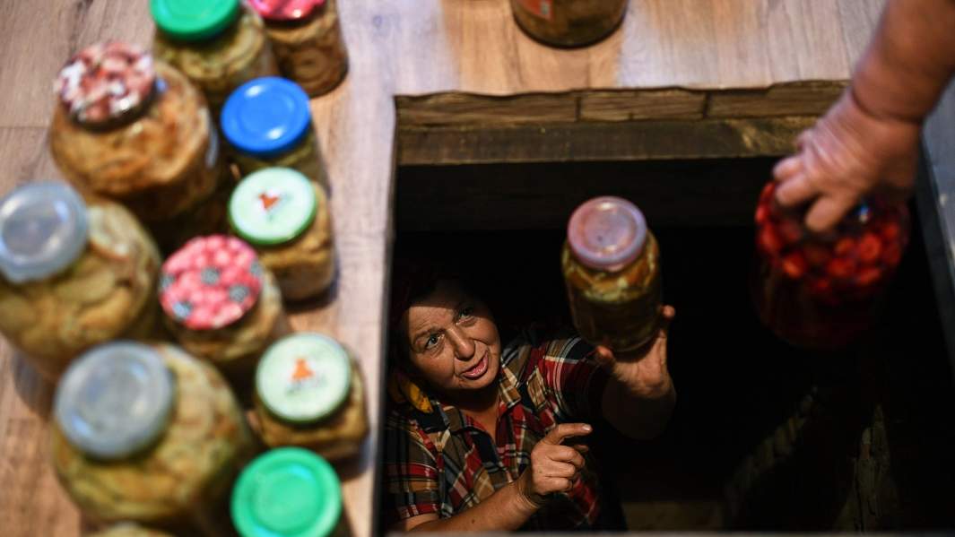 погреб банки бабушки