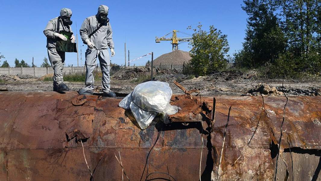 Военнослужащие войск радиационной, химической и биологической защиты РФ берут пробу вещества из емкости с токсичными отходами на территории бывшего предприятия &laquo;Усольехимпром&raquo; в городе Усолье-Сибирском. 2020 год