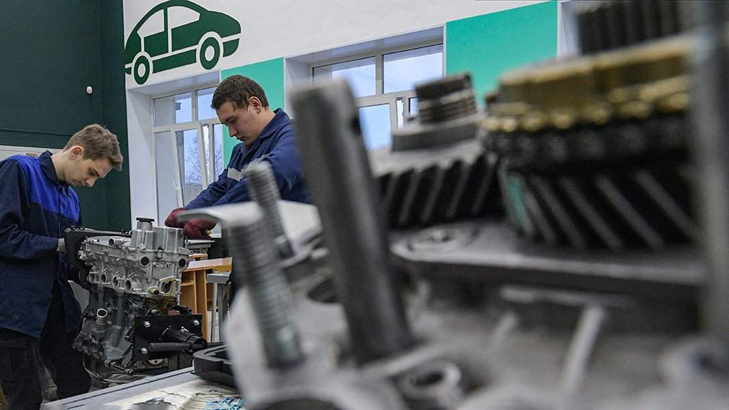 Молодые слесари 