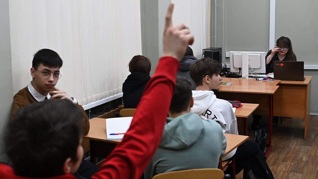 студенты в училище