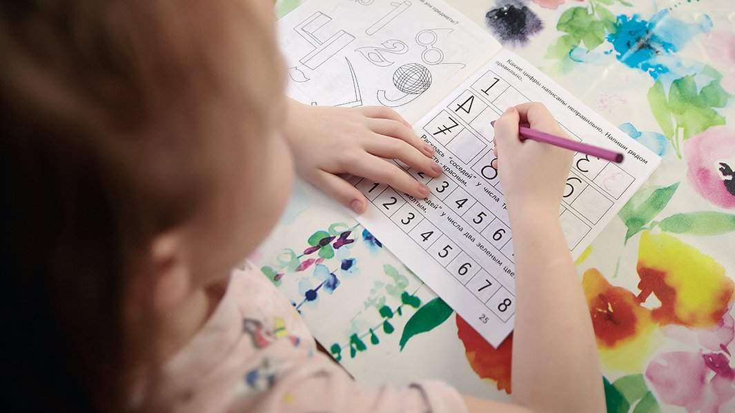 Девочка учит цифры