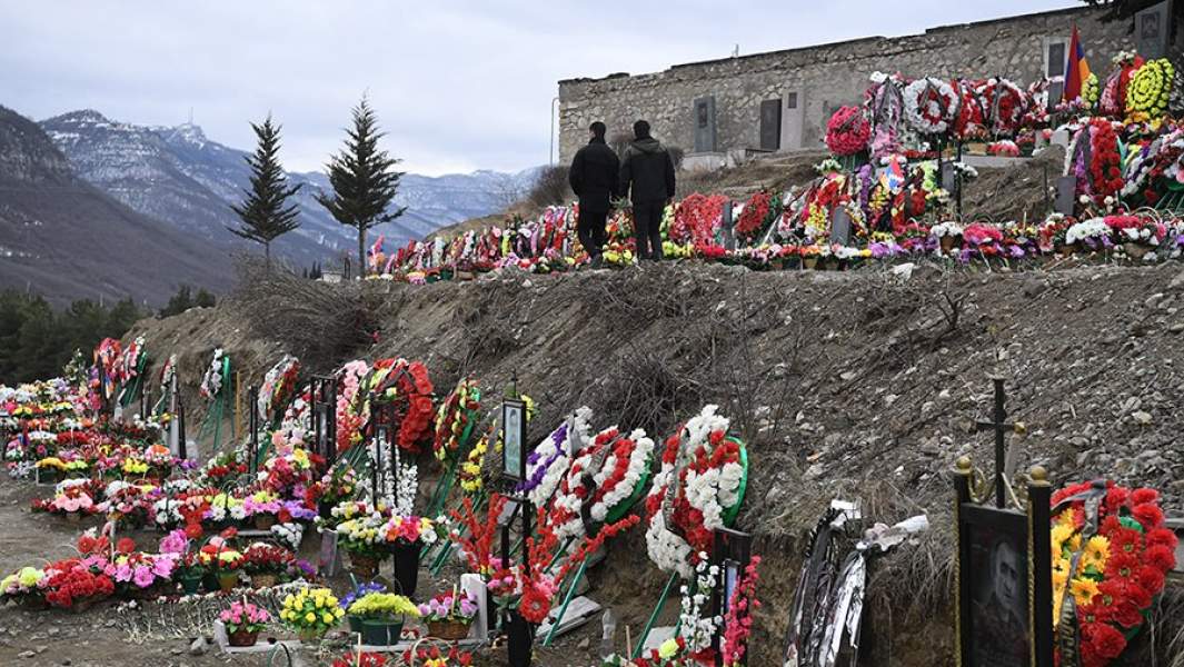 Кладбище в Степанакерте с захоронениями погибших в вооруженном конфликте в Нагорном Карабахе