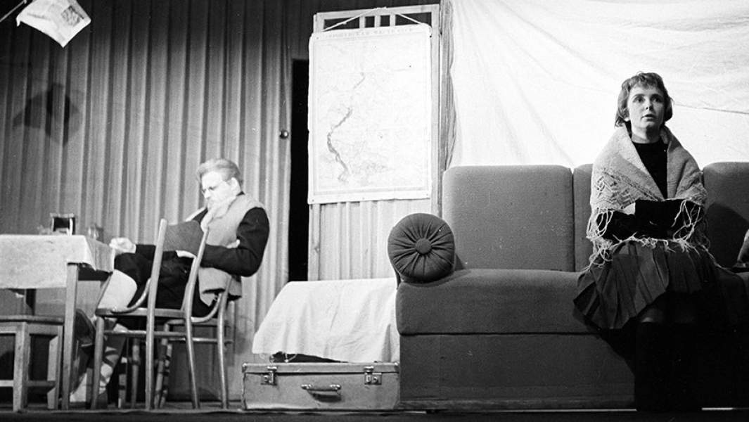 Сцена из спектакля «Вечно живые» в театре «Современник»