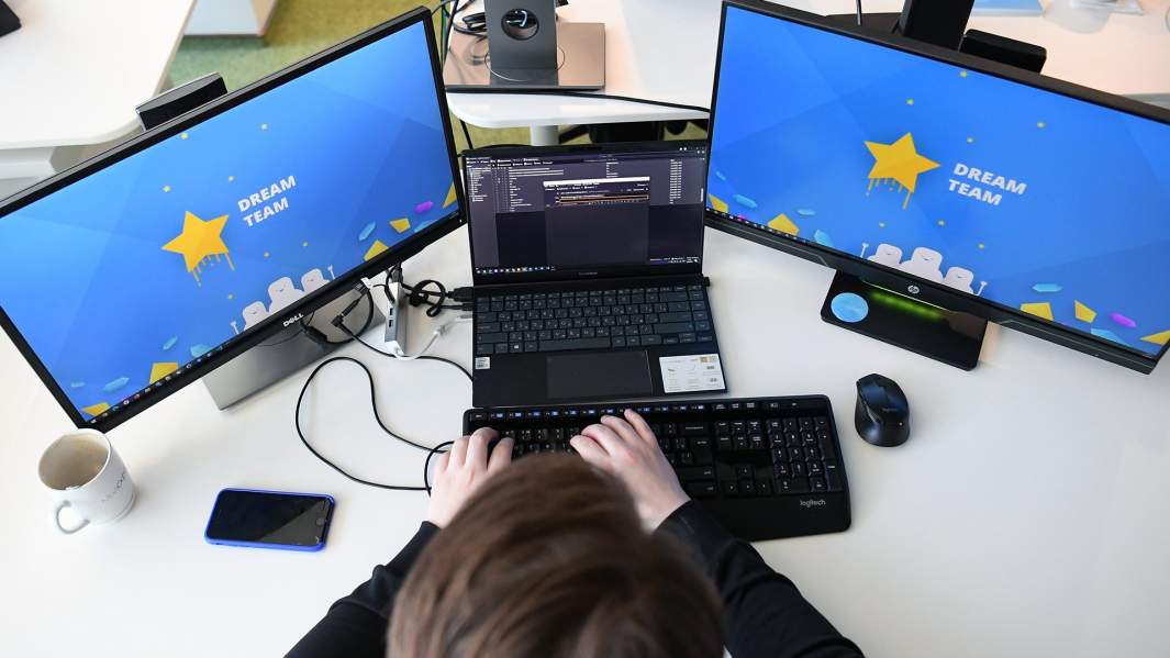 Разработчик пишет программу