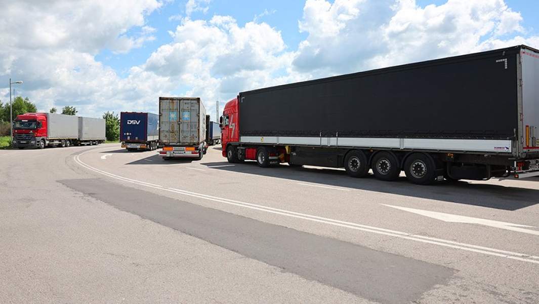 Фуры у пограничного КПП