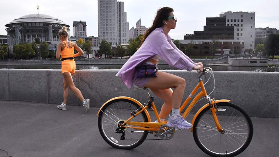 Девушки на набережной