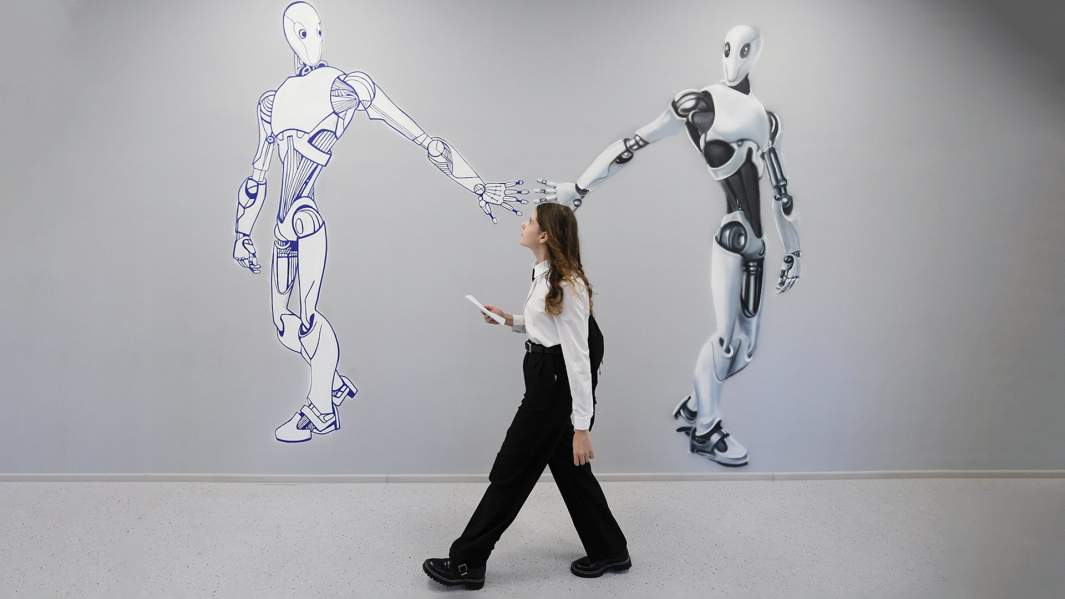 Рисунок робота на стене