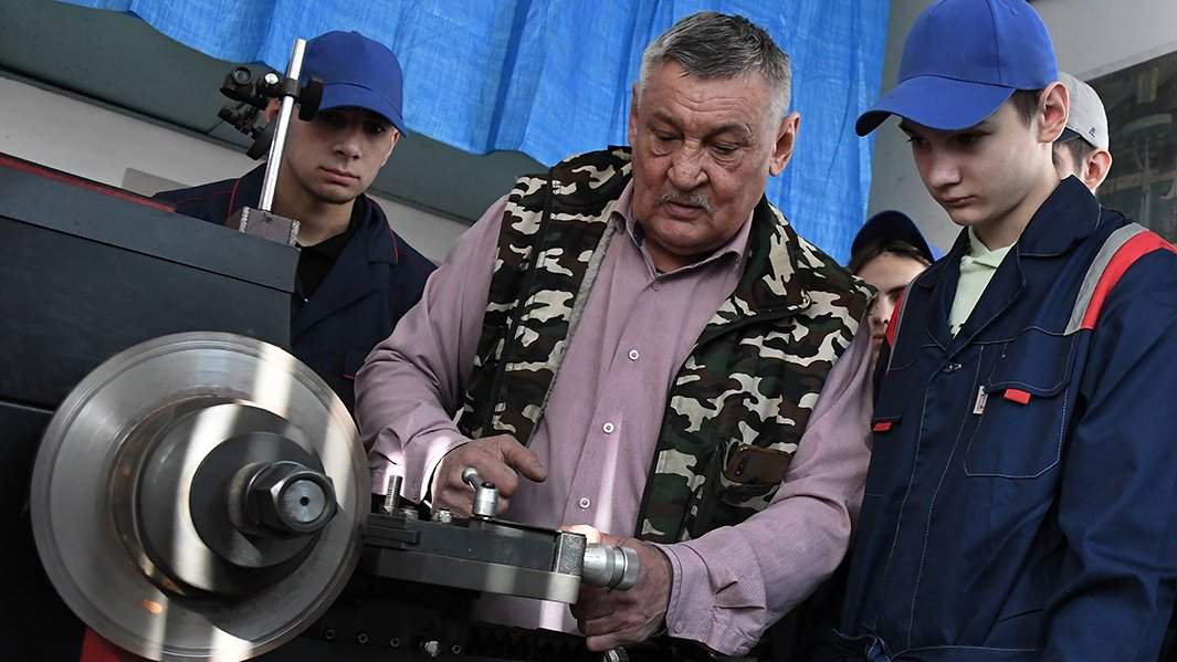 студенты с мастером