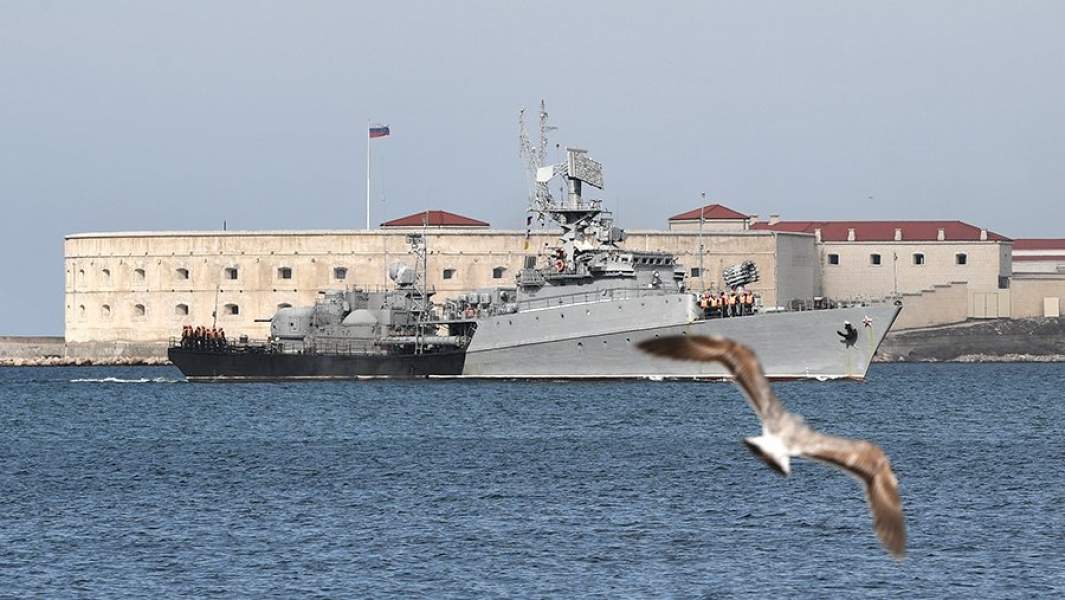 Военный корабль на фоне Константиновской батареи в Севастополе