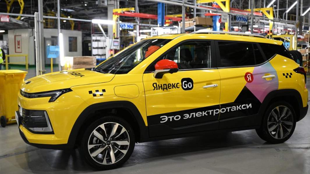 Электромобиль «Москвич 3е» на московском автомобильном заводе «Москвич»