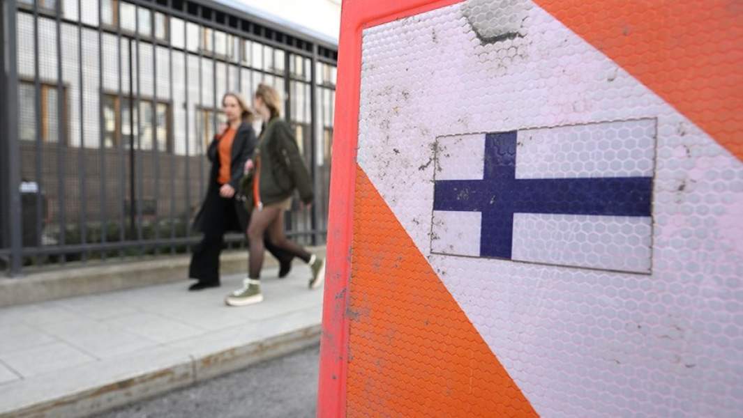 Наклейка с финским флагом на парковке возле посольства Финляндии в Москве