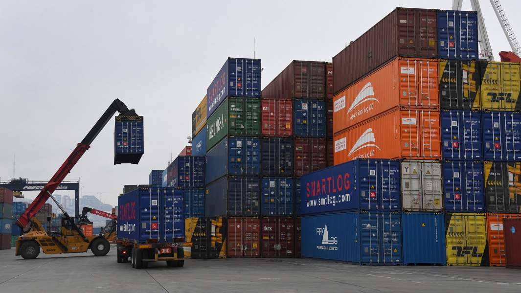 Работа погрузчика на контейнерной площадк