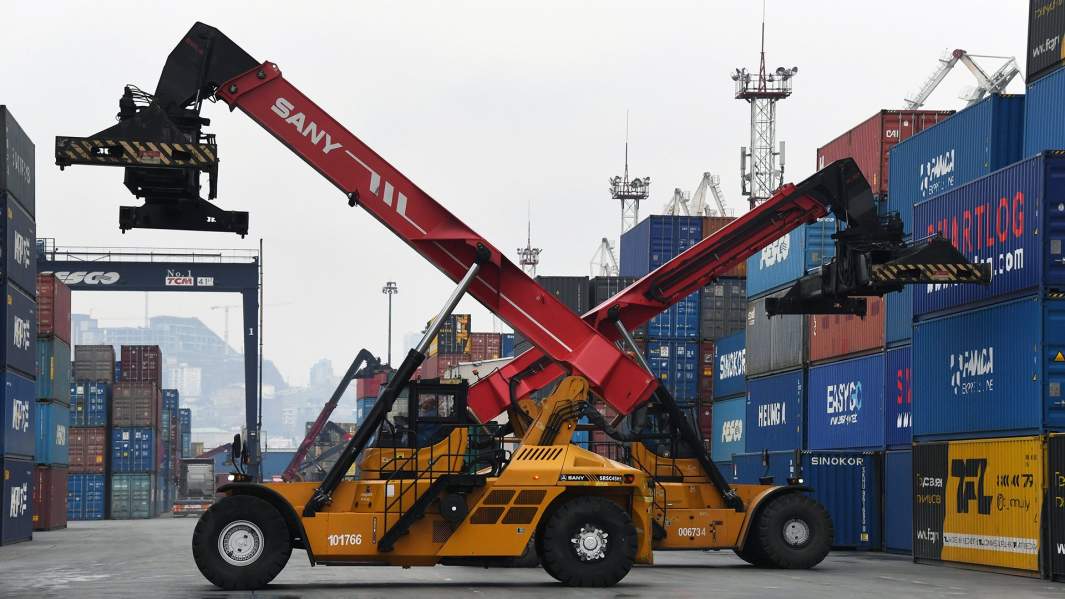 погрузчики в порту