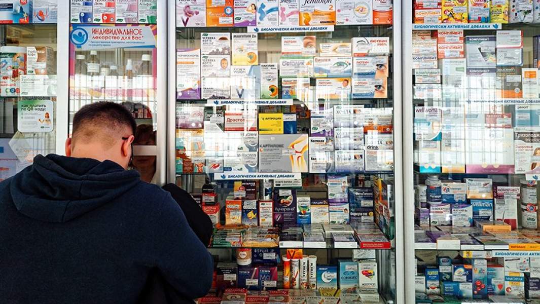 Мужчина в аптеке