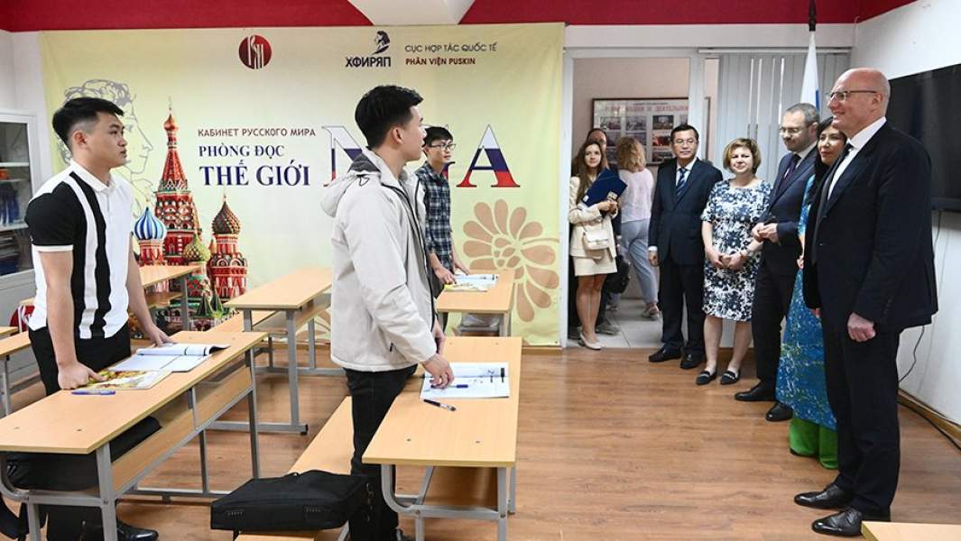 Заместитель председателя правительства РФ Дмитрий Чернышенко посещает Ханойский филиал Института Русского языка имени А. С. Пушкина, апрель 2023 года