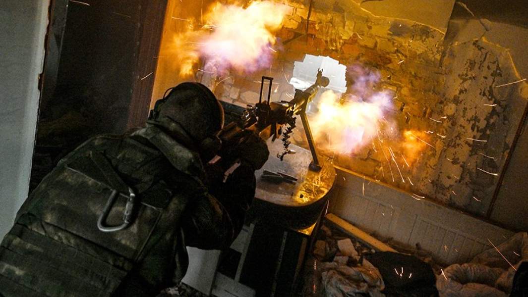 Боец ЧВК «Вагнер» ведет стрельбу по противнику из пулемета ДШК в Артемовске