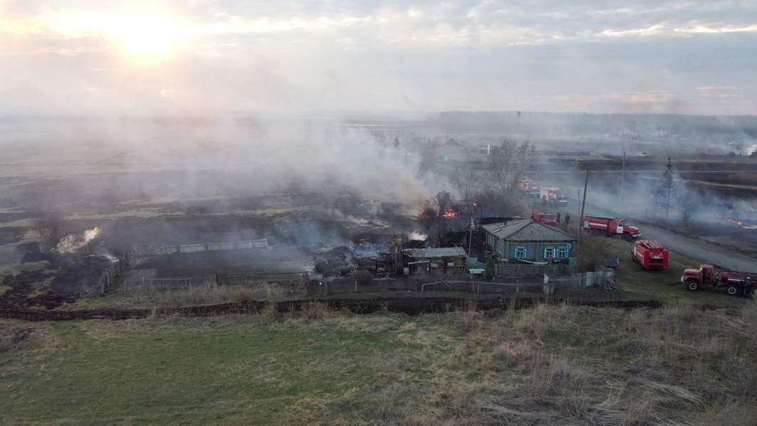 Сотрудники противопожарной службы МЧС РФ на месте пожара в деревне Корнилово Варгашинского района Курганской области