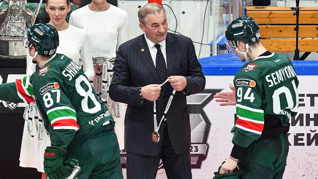 Владислав Третьяк и игрок ХК «Ак Барс» Кирилл Семёнов на церемонии награждения после матча финальной серии плей-офф Кубка Гагарина Континентальной хоккейной лиги 