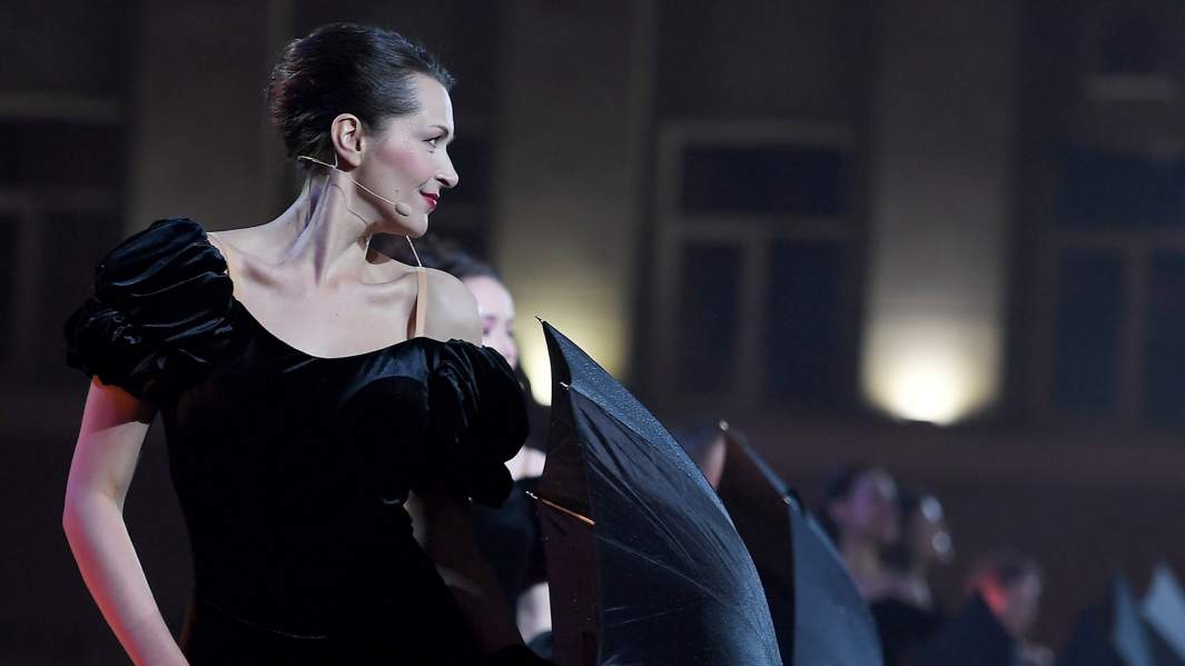 Актриса Анна Антонова выступает на концерте «Дома Вахтангова» на площади Свободы во Владикавказе
