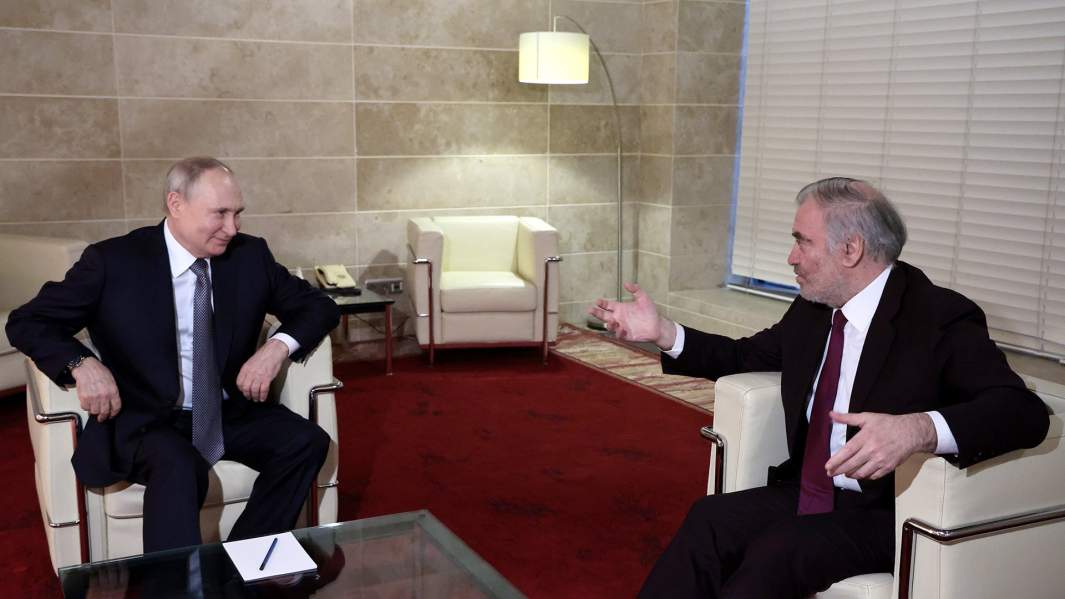 Президент РФ Владимир Путин и художественный руководитель Мариинского театра Валерий Гергиев во время встречи