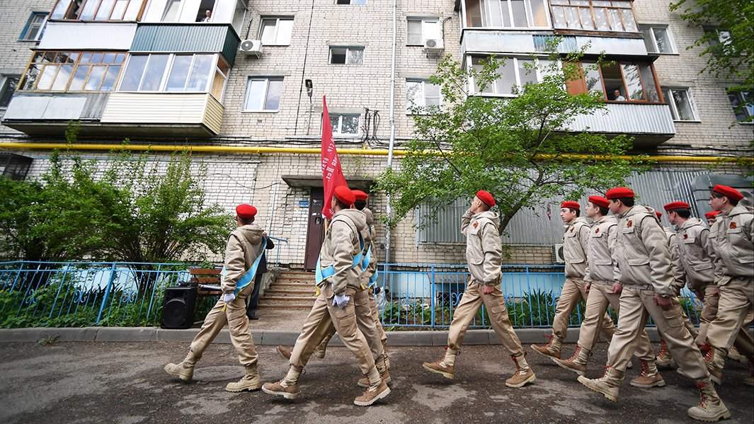 юнармейцы проходят строем под окнами ветерана