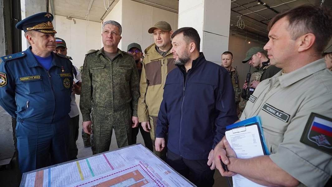 Денис Пушилин, Евгений Солнцев и Тимур Иванов осматривают строительство школы в микрорайоне Невский в Мариуполе