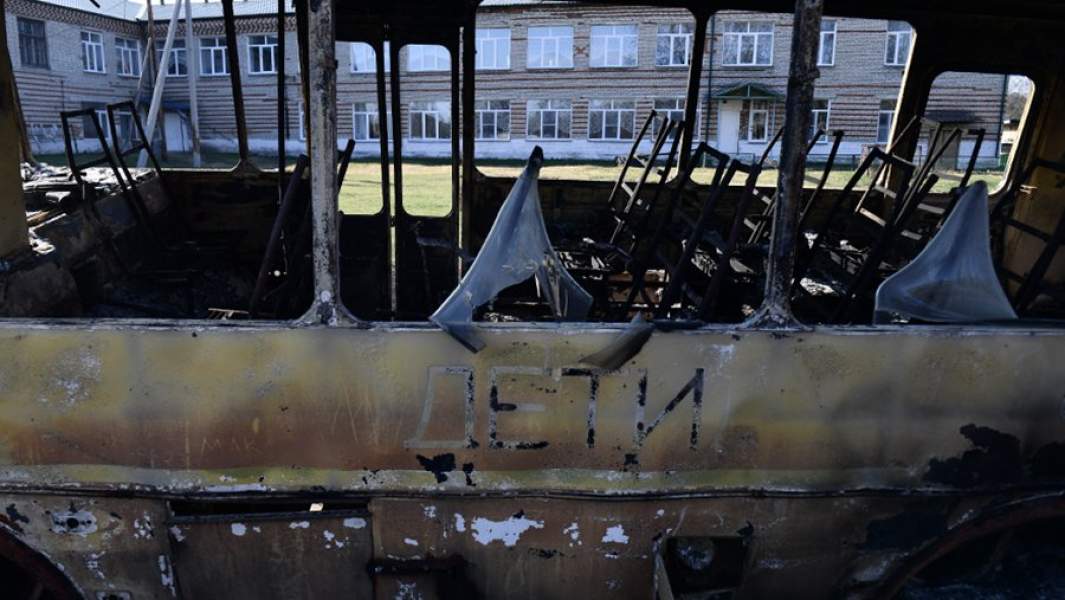 Школьный автобус после природного пожара в деревне Юлдус Курганской области