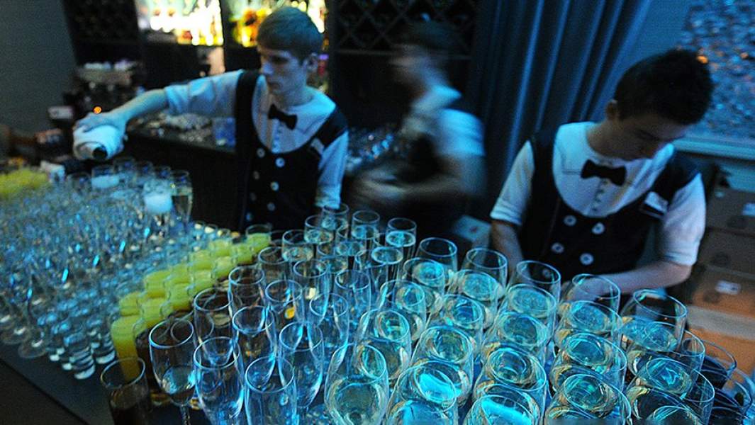 Официанты в баре