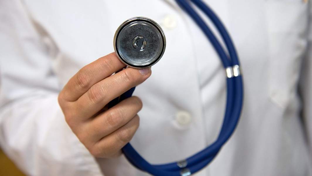 стетоскоп в руках врача