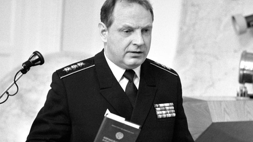 Командующий Черноморским флотом адмирал Игорь Касатонов во время пресс-конференции по поводу переподчинения его флота правительству Украины. 1992 год