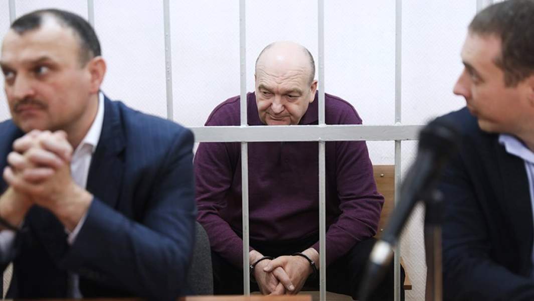 Бывший глава Федеральной службы исполнения наказаний Александр Реймер, обвиняемый в мошенничестве при закупках электронных браслетов, во время оглашения приговора в Замоскворецком суде. 2017 год