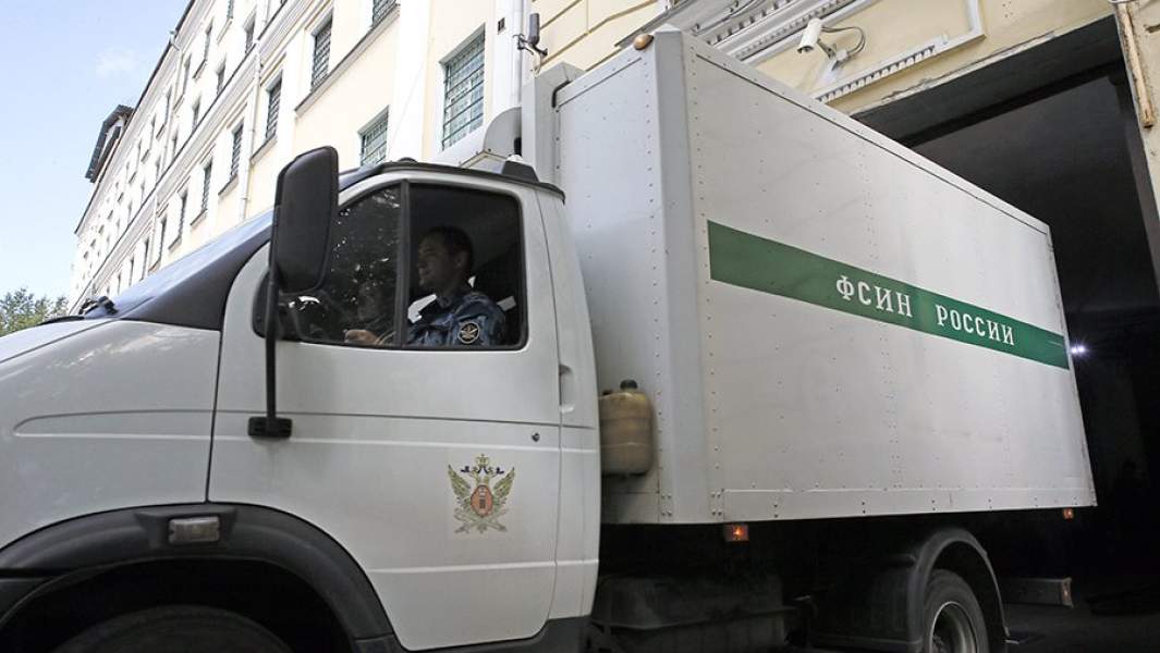 Автомобиль ФСИН выезжает из ворот СИЗО