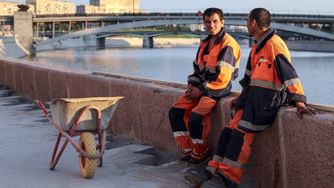 Рабочие во время работ по реконструкции Смоленской набережной