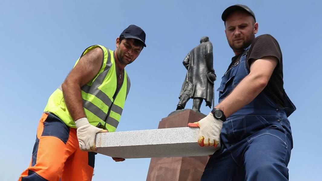 Во время укладки новой плитки на площади Тверская Застава