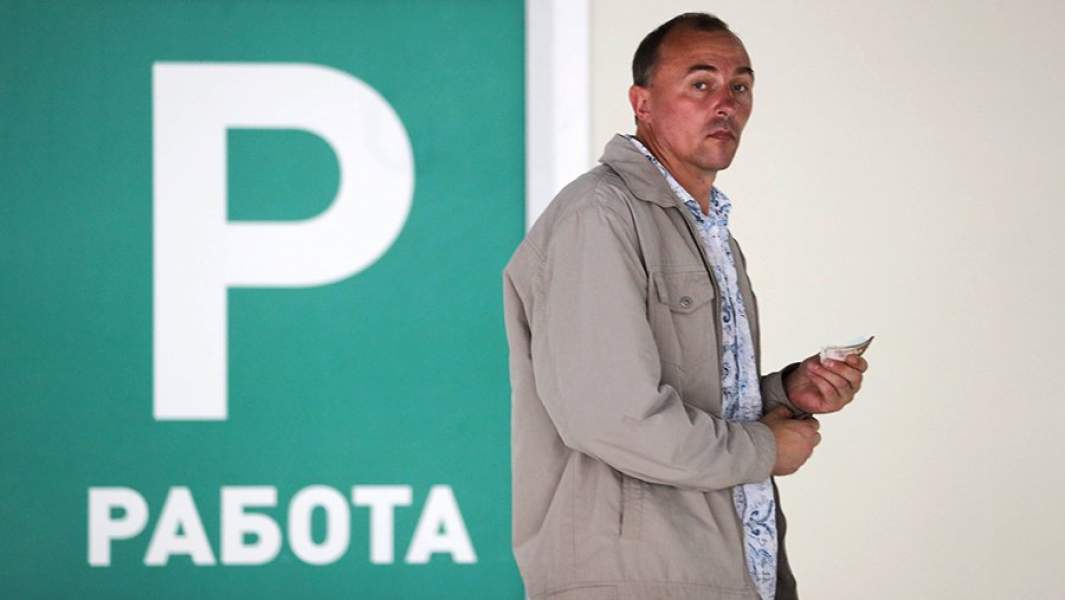 Иностранный гражданин на бирже труда на территории Многофункционального миграционного центра в поселке Вороновское