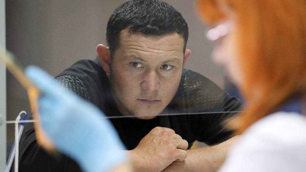 . Иностранный гражданин на территории Многофункционального миграционного центра в поселке Вороновское