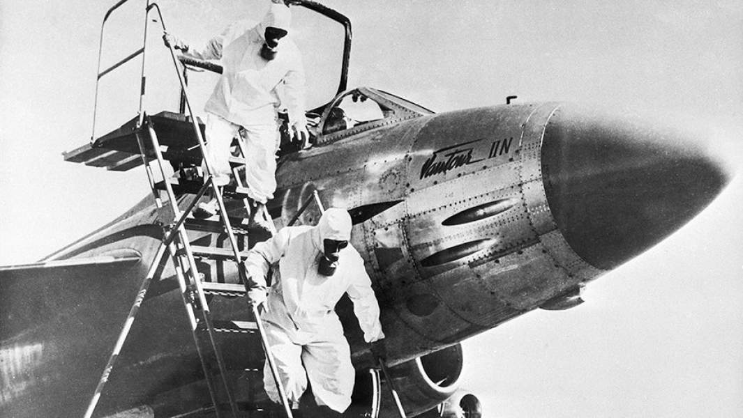 Специально подготовленный самолет, с которого велись наблюдения за рассеиванием радиоактивного облака атомной бомбы, которую взорвала Франция близ оазиса Регган в центральной части пустыни Сахара