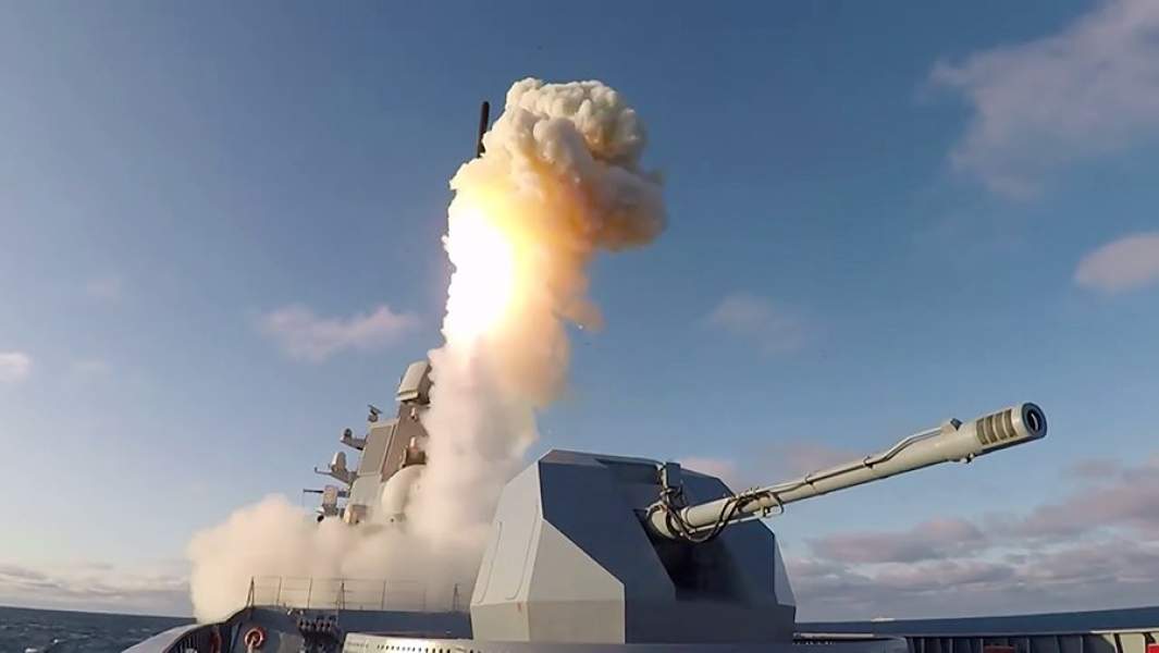 Пуск высокоточной крылатой ракеты «Калибр» с фрегата ВМФ РФ