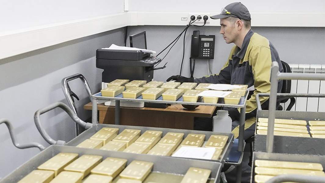 Маркированные слитки золота на участке отгрузки готовой продукции