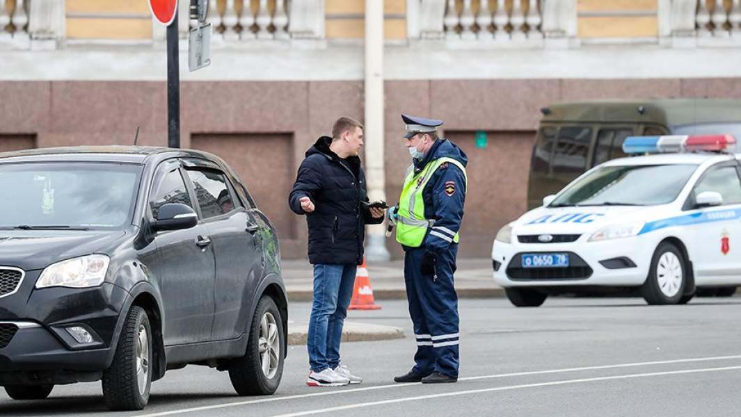 Сотрудник ГИБДД во время проверки водителя автомобиля
