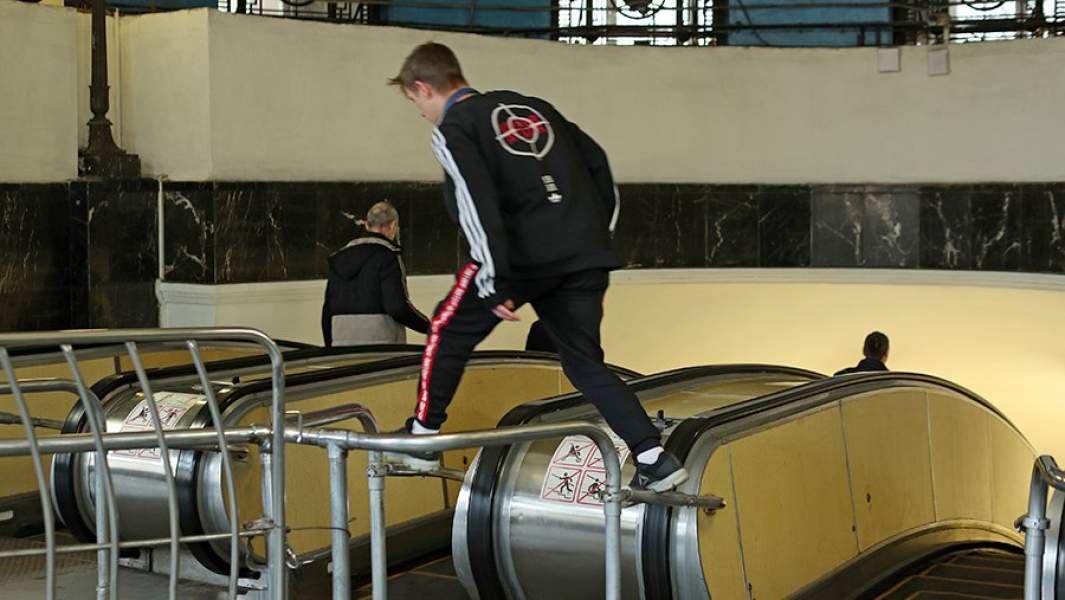 Подросток в метро