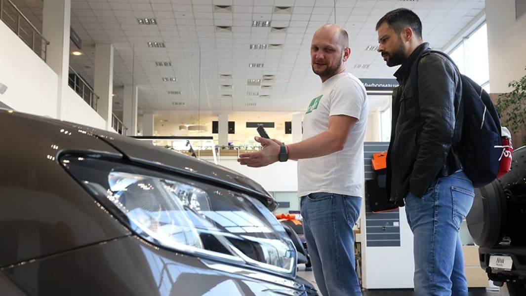 Посетители в автосалоне