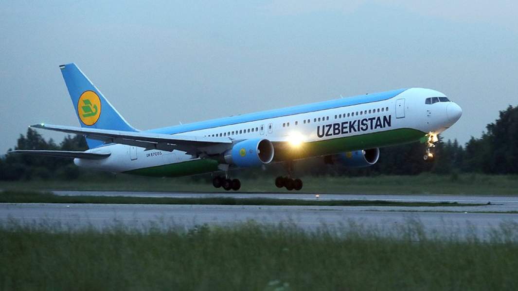Пассажирский самолет Boeing 767-300 авиакомпании Uzbekistan Airlines во время взлета в аэропорту Домодедово