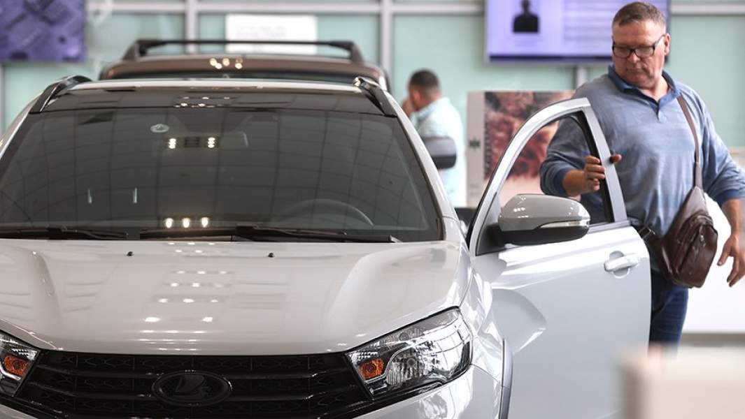 Посетитель в автосалоне