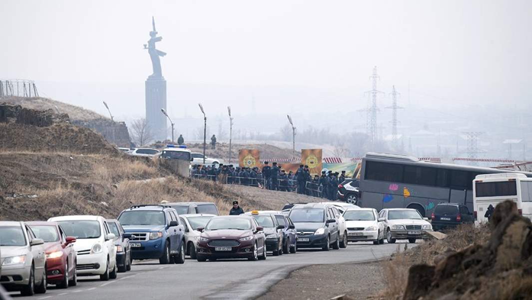 Армения Гюмри  Автомобильная пробка рмения Гюмри Лачинский коридор