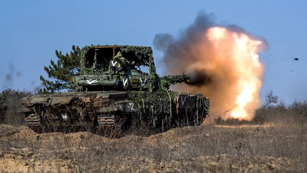 Танк Т-72 ведет огонь по позициям ВСУ